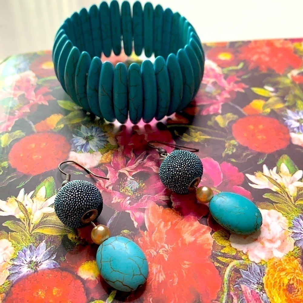 Turquoise beaded costume jewelry set bracelet and earrings accessories